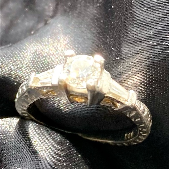 Platinum engagement ring - Picture 4 of 5